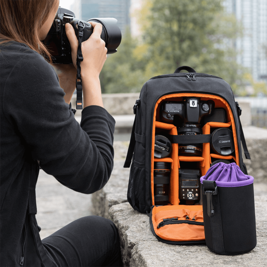 Objektiv tasche neben Kamerarucksack mit organisiertem Equipment im Einsatz