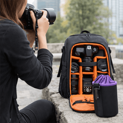 Objektiv tasche neben Kamerarucksack mit organisiertem Equipment im Einsatz