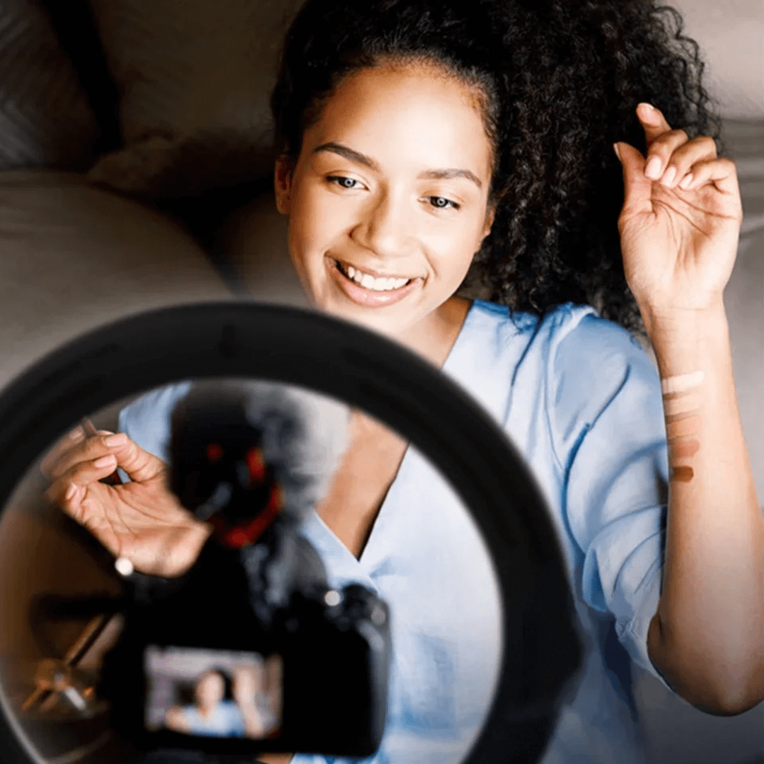 Content Creator filmt Video mit Ringlicht und Handy für Social Media