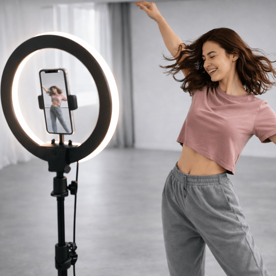 Person filmt Tanzvideo mit Ringlicht mit Stativ und Smartphonehalter